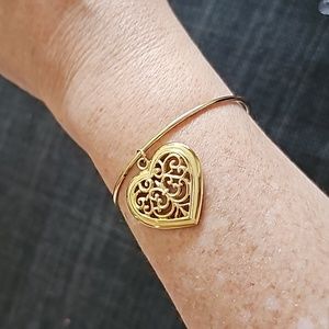 Gold Tone Heart Pendant Charm Bracelet Box B